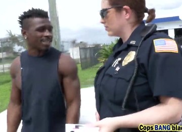 Les Vilaines Policières Préfèrent Les énormes Baguettes Noires