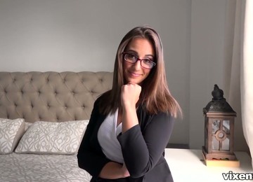 Hot Real Estate Dealer Layla London Lures Dude For Some Good Random Fuck