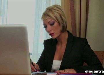 Amazing Pearl Diamond Goes Solo As Her Wet Pussy Is Too Hungry Today