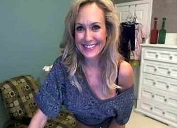 Jaw Dropping Sexy Amateur Blonde MILFie Webcam Babe Goes Solo