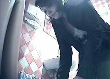 Brunette White Chick Flashes Her White Juicy Ass On Spycam