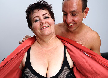 Horny Mature Bbw Getting Seduced In The Shower - MatureNL