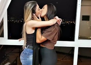 Kiss Loira E Morena