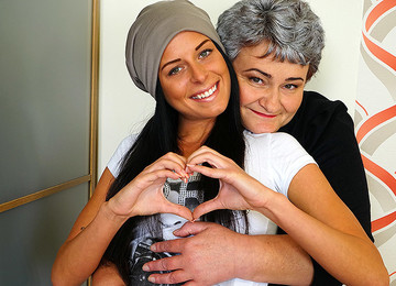 Hot Babe Having Fun With A Hairy Chubby Mature Lesbian - MatureNL