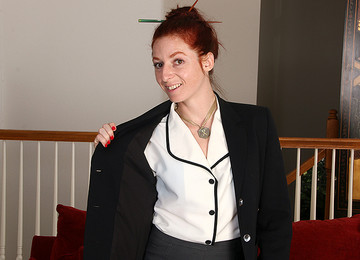 Red Hairy American Housewife Playing With Her Muff - MatureNL