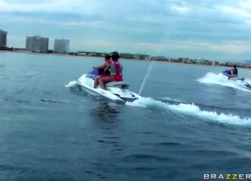 Red Hot Bubble Butt Sluts Threesome With Double Cumshot!