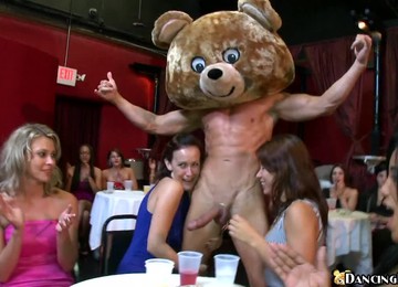 Chicks Sucking Dicks In Strip Club.