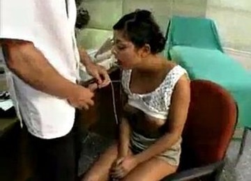 El Doctor La Revisa Y Termina Follando