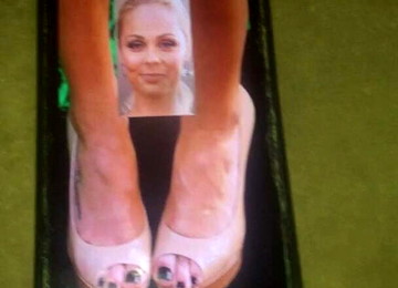 MY BITCH LAURA VANDERVOORT FEET CUM 2