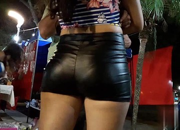 CULO EN MINISHORTS ENGOMADO