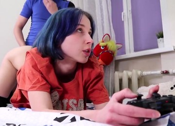 Teen Gamer Girl Gets Fucked And Gets Orgasm While She Plays Uncharted