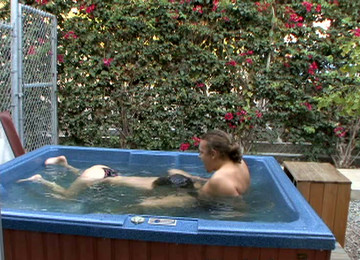 Sindee Jennings Dives To Suck His Dick In Pool.