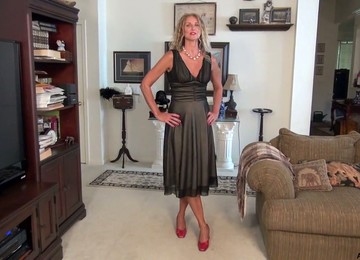 Lusty Cougar With Freckles Zoe Marks Is Happy To Tease Her Wet Cunt