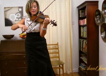 Silky Thighs Lou In Amateur Movie - AuntJudys