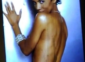 Halle Berry Pisse Tribut