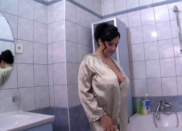 Horny Milf Rubs Her Big Tits In A Soapy Bubble Bath