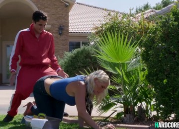 Young Gang Member Fucks Big Ass Cougar