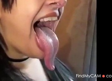 LONG TONGUE BEAUTY SHOWS OFF LONGEST TONGUE AND WIDE THROAT