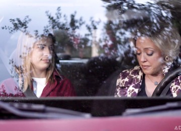 Dee Williams Finds Out That Stepdaughter Is Gay