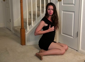 Playing With Her Sex Toy Makes Mia Molly Reach Incredible Orgasms