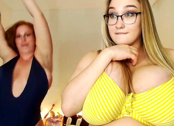 Cheryl Blossom And Yola Flimes On Webcam: Blonde And Redhead Lesbians Kissing