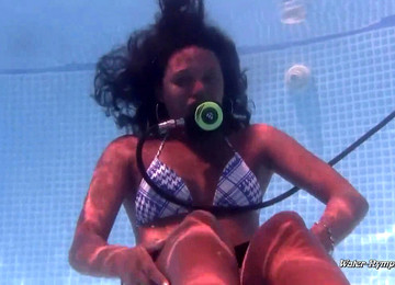 Girls Drowning Underwater, Underwater Lesbian