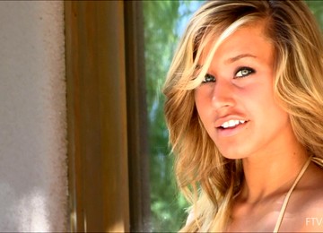 Blonde Whore Stimulate Her Asshole With Pearl Necklace