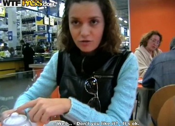 Kinky Chick Gives Head In The Studio