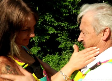 Hippie Chick Gets Rammed By And Old Dude In The Park