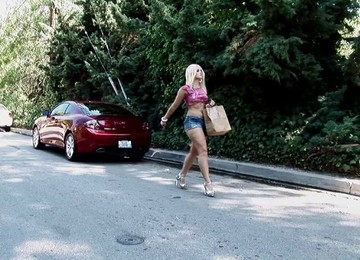 Alexis Texas Wearing Shorts Gives A Blowjob And Gets Her Cooch Slammed