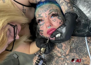 Australian Bombshell Amber Luke Gets A New Chin Tattoo