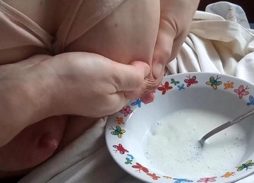 Russian MILF Drains Lactation Milk Into A Plate