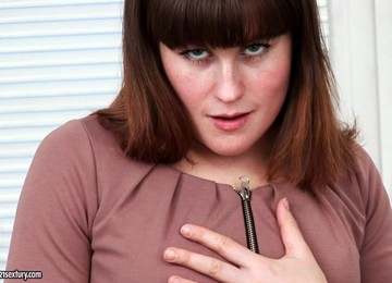 Mature Lady Dushenka Spreads Her Legs To Masturbate