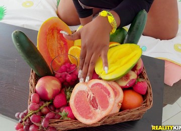 Just Peachy Logan Long, Ms London - Ebony Mom In Interracial Hardcore With Fruits - Food Fetish