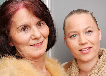 Naughty Mature Lesbian Catches A Hot Young Babe In The Shower - MatureNL