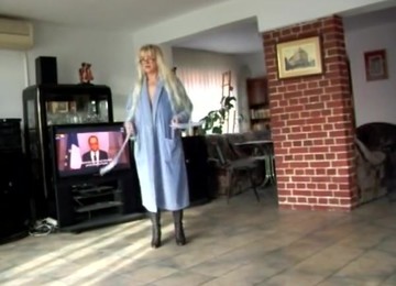 Se Dezbraca In Casa..