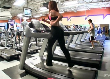 Babe Flashes Her Hot Ass While Working Out At The Gym