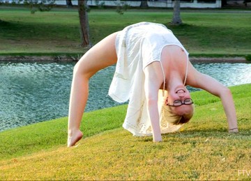 Good Looking Blonde Chick Plays With Her Wet Pussy - Sammy