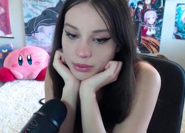 Webcam Model Liv Wild Gets Naked And Plays With Her Favorite Vibrating Sex Toy