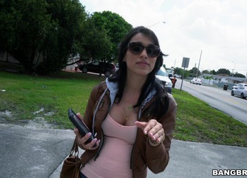 Cute Babe Jessi Flashes Her Tits And Gives A Nice Blowjob