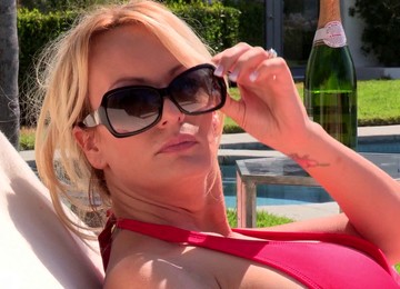 Classy Hot Ass Babe With Shaved Pussy Banging On Huge Dick In Office