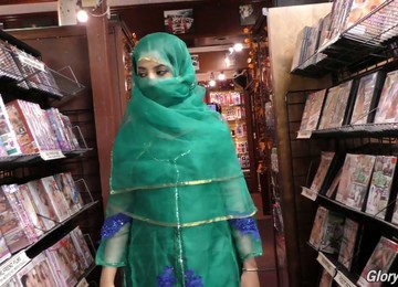 Hot Pakistani Chick Nadia Ali Sucks Big Dick In The Glory Hole Room