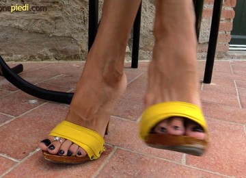 Freshly Painted Toenails Look So Pretty In Close Up