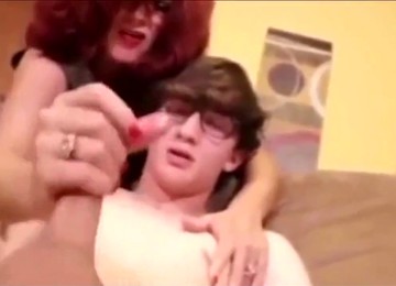 Mom Helps Jerking, Helping Hand, Von Mama Beim Wichsen Erwischt