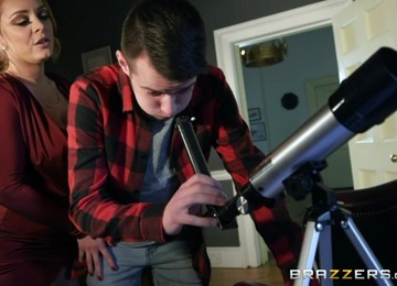 Attractive MILF Liza Del Sierra Doesn't Mind When Strong Cock Penetrates Her Doggy