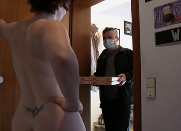German Milf Is Naked At The Door For The Pizza Delivery Man