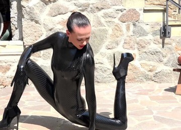 Contortion In The Rain - Watch4Fetish