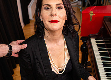 This Mature Pianoteacher Loves Taking It Up Her Ass - MatureNL