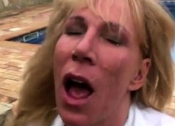 Alte, Ausgeleierte Drecksau Bittet Zum Geilen Arschfick!