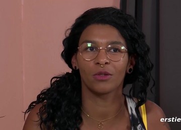 Nette Deutsche Spielt Mit Lieblingsdildo Und Auflegevibrator - Solo Girl